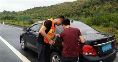  萝岗区道路救援告诉您汽车在路上没油该怎么办？